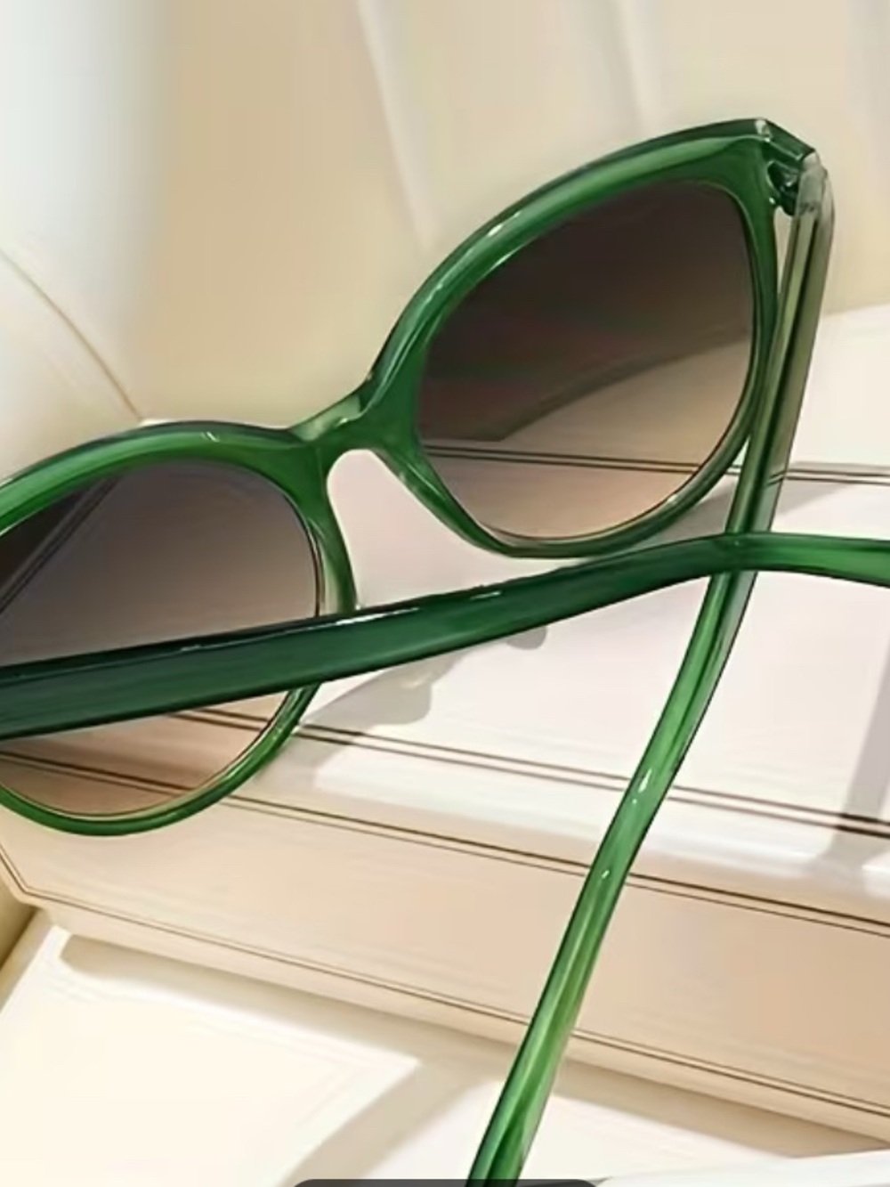 Oversized Green Cat-Eye Sunglasses for Women - Picture 4 of 4
